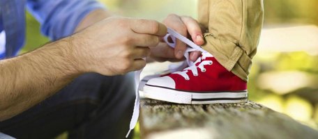 Психолог пояснює, як надмірна опіка батьків виховує безпорадного дорослого