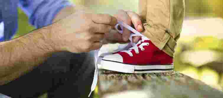 Психолог пояснює, як надмірна опіка батьків виховує безпорадного дорослого