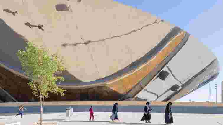 Гігантський дзеркальний навіс і підземний сад: оригінальна станція метро у Саудівській Аравії