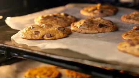 Не єдиний і не найкращий варіант: чи завжди потрібно пекти печиво на пергаменті