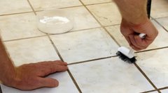 Всього два інгредієнти з кухні: як очистити шви між плиткою у ванній