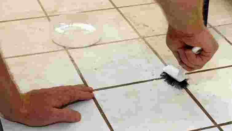 Всього два інгредієнти з кухні: як очистити шви між плиткою у ванній