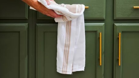 Повертаємо кухонним рушникам свіжість та мʼякість: простий трюк з оцтом