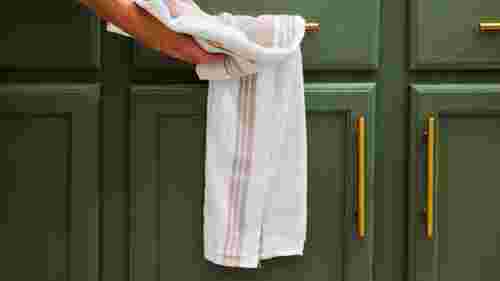 Повертаємо кухонним рушникам свіжість та мʼякість: простий трюк з оцтом