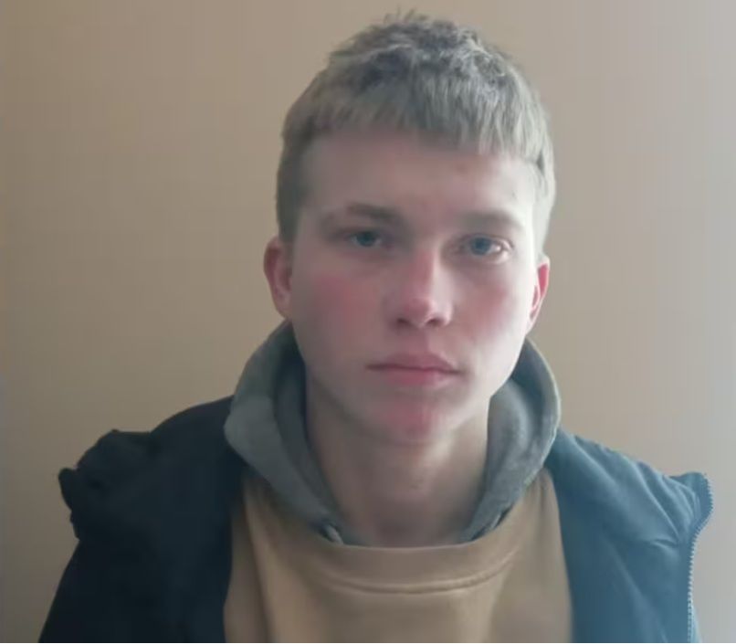 Хлопець вдягнений в синю куртку, сірі штани і бежеве худі (фото з телеграм-каналу Ігоря Зінкевича)