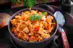 Тушкована капуста з куркою. Рецепт дня