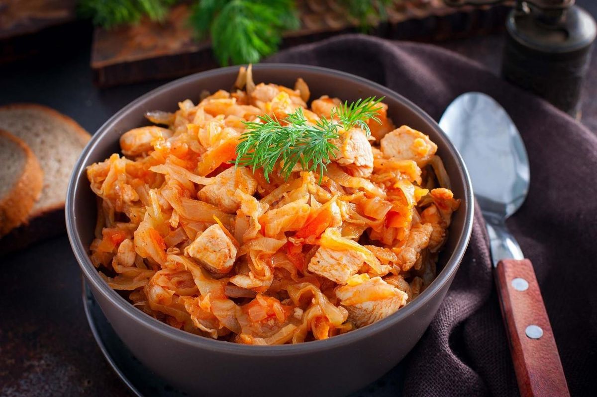 Тушкована капуста з куркою. Рецепт дня