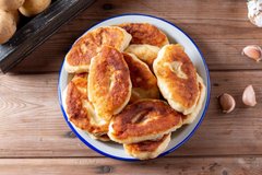 Смажені пиріжки з картоплею із золотою скоринкою. Рецепт дня