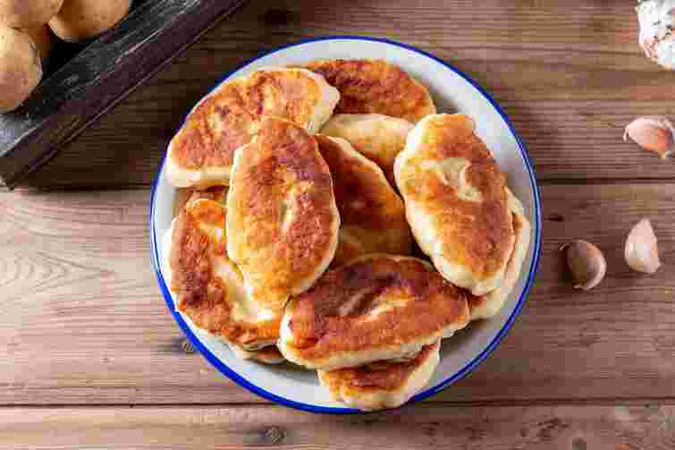 Смажені пиріжки з картоплею із золотою скоринкою. Рецепт дня