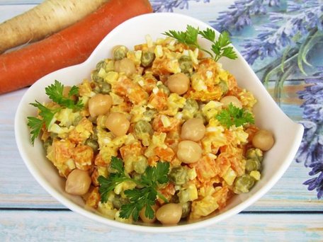 Ситний салат з квасолею та грінками. Рецепт дня