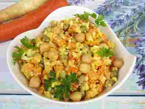 Ситний салат з квасолею та грінками. Рецепт дня