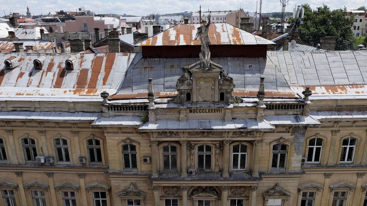 У львівській кам’яниці з Меркурієм реставратори виявили оригінальні розписи