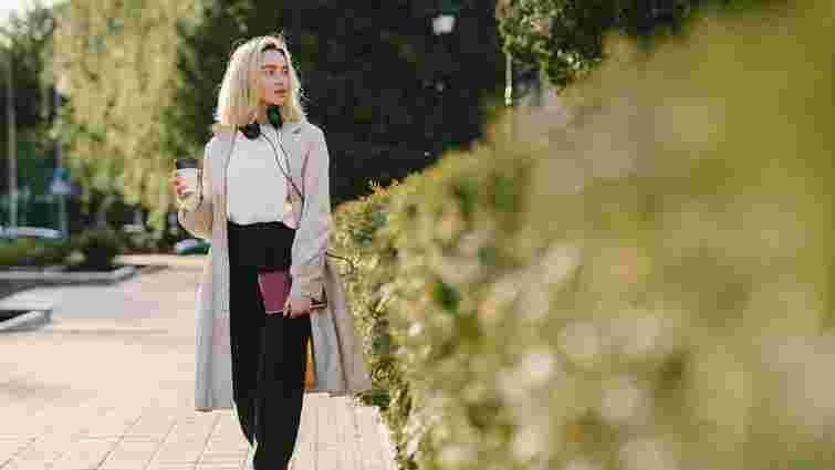 Прогулянка «на дворі» чи «надворі»: як написати це слово правильно