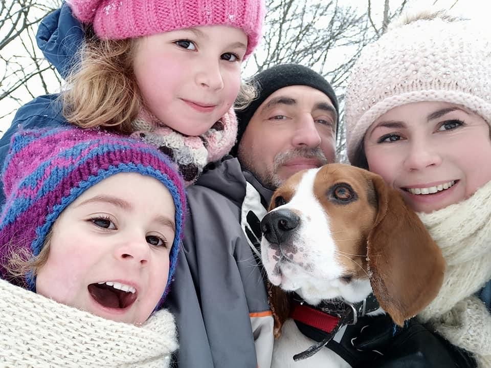 Анна Білоус з чоловіком Любомиром Петренком та двома доньками. Фото з фейсбуку Анни Білоус