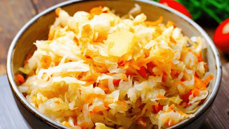 Більше ніколи не помилитеся: скільки солі класти у квашену капусту, для ідеального смаку