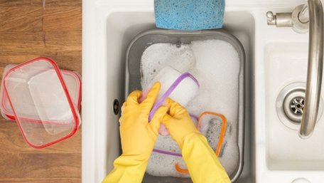 Липкий жир легко зникне: як вимити пластикові контейнери без зусиль