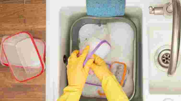 Липкий жир легко зникне: як вимити пластикові контейнери без зусиль