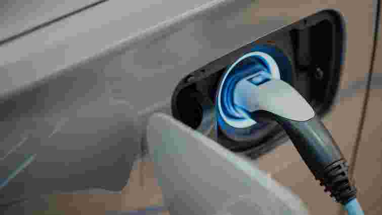 Остаточна відповідь енергетиків: чи можна заряджати електромобіль із квартири через подовжувач