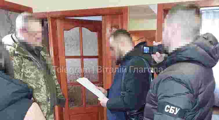 Начальника Хустського РТЦК затримали за зняття чоловіків з розшуку за хабарі