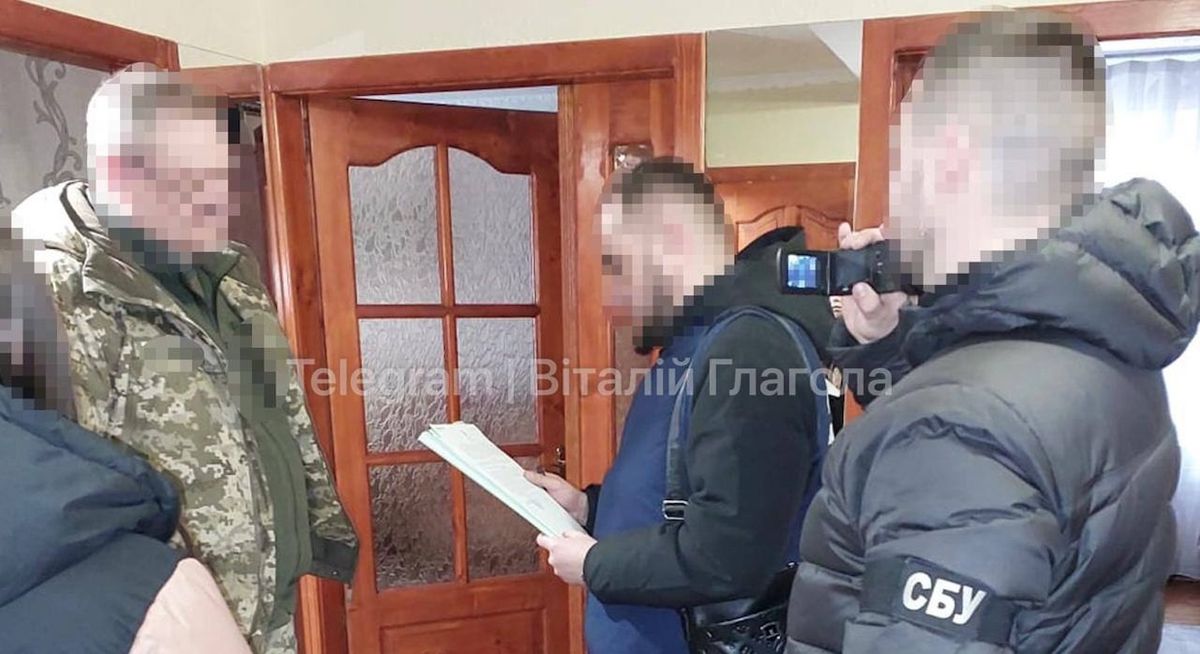 Начальника Хустського РТЦК затримали за зняття чоловіків з розшуку за хабарі