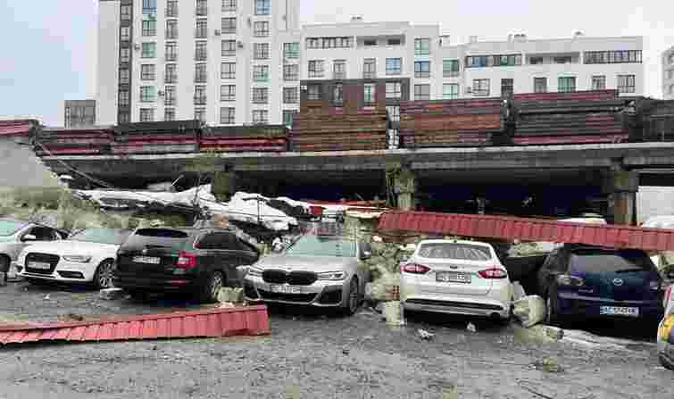 Біля бізнес-центру у Львові підпірна стіна обвалилася на припарковані автомобілі