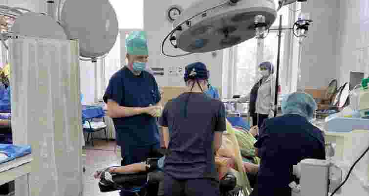 Судинні хірурги Львова успішно прооперували військового з множинними кістами нирки