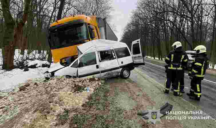 Внаслідок ДТП з вантажівкою неподалік Новояворівська загинуло двоє людей