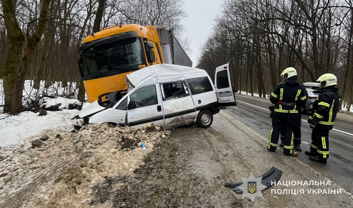 Внаслідок ДТП з вантажівкою неподалік Новояворівська загинуло двоє людей