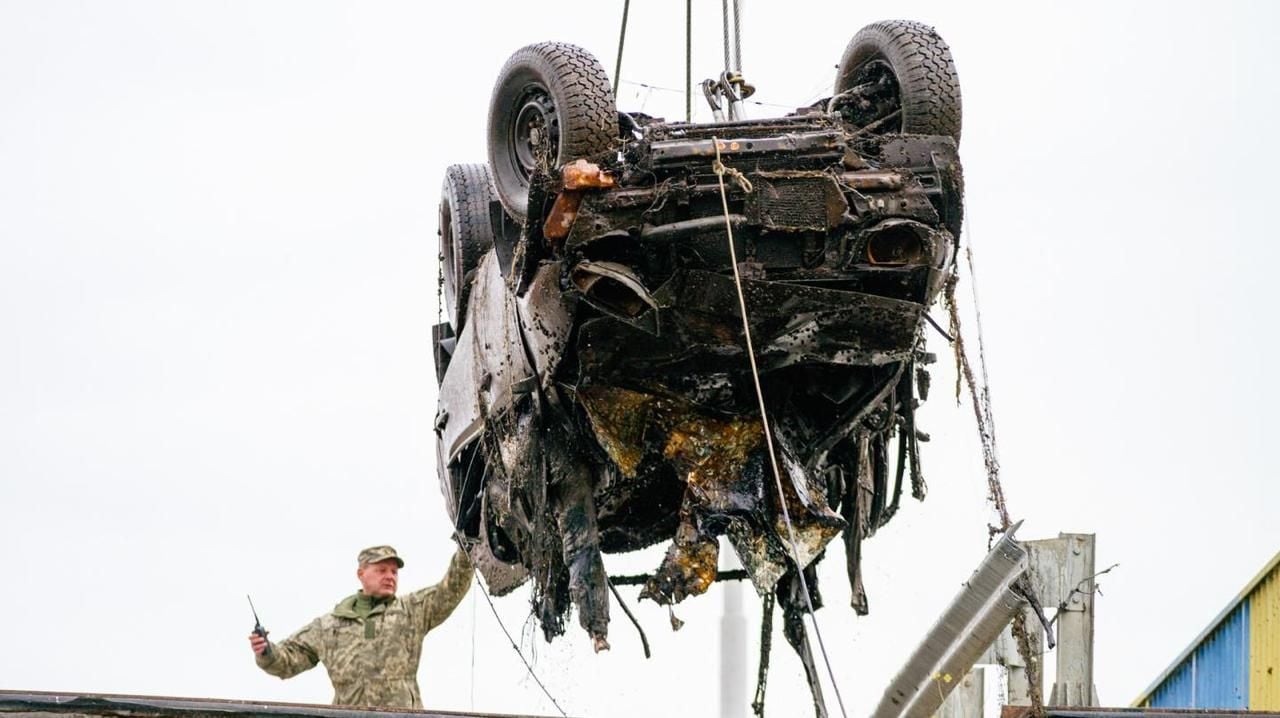 Операція з витягнення пікапа. Фото Цивільно-військового співробітництва