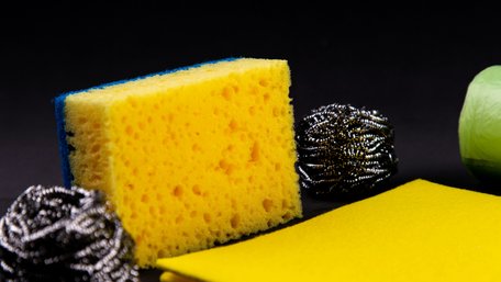 Не доведеться міняти щотижня: як продовжити термін служби губки для миття посуду