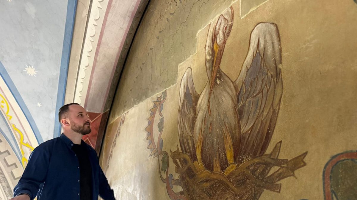 Пелікан та сецесійні ангели: які розписи розкрили реставратори у церкві Івана Золотоустого