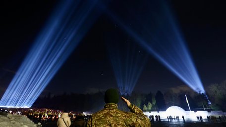 У Львові засвітили промені памʼяті на всіх почесних полях поховань. Фото дня