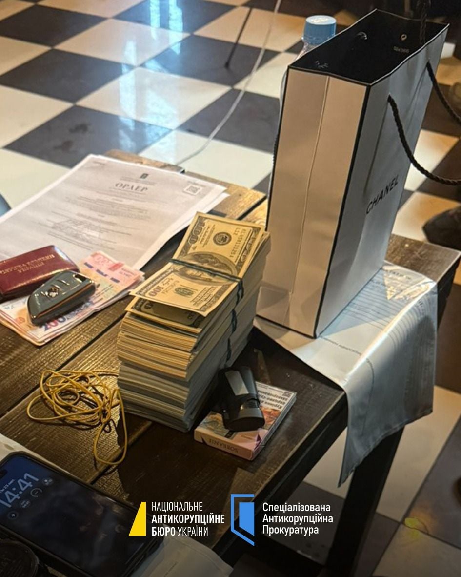 Співробітника СБУ затримали під час одержання хабаря