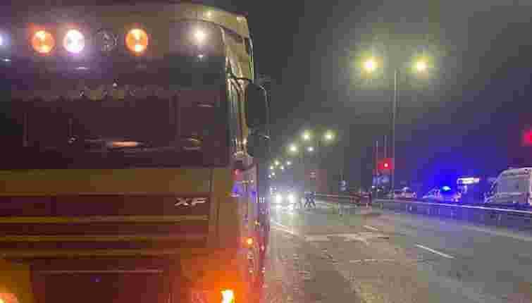 У Солонці вантажівка на смерть збила пішохода, який перебігав дорогу