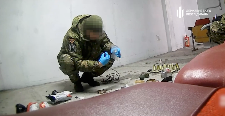 ДБР викрило сапера, який викрадав на Донеччині озброєння та поштою висилав до Харкова