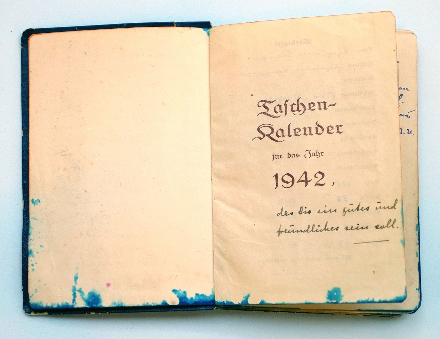Подарунковий напис на першій сторінці щоденника: «цей рік має бути добрим та дружнім до вас» / З колекції ГО «Після тиші»