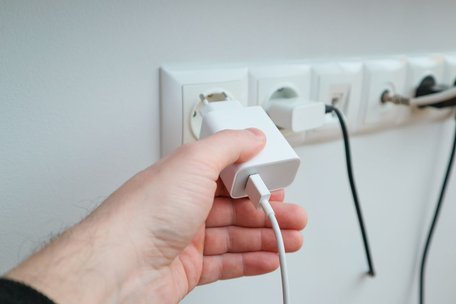 Економія тільки зашкодить: 7 пристроїв, які мають завжди залишатися в розетці