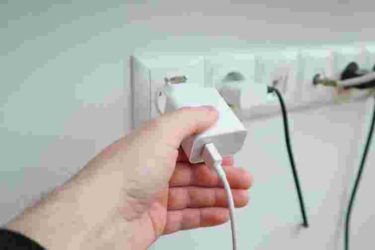 Економія тільки зашкодить: 7 пристроїв, які мають завжди залишатися в розетці