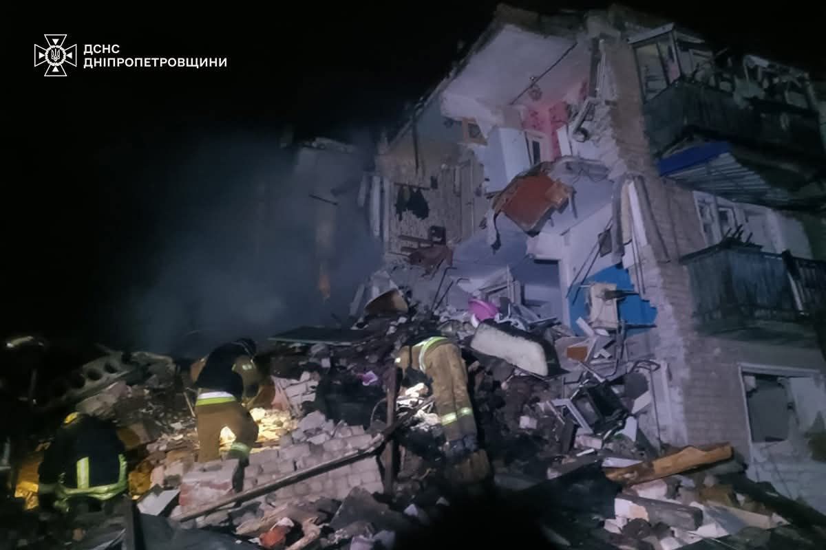 Росіяни вдарили авіабомбами по триповерхівці на Дніпропетровщині, є загиблі