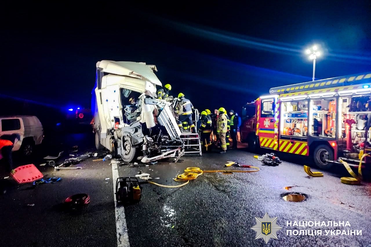 На Рівненщині зіткнулися пікап і три вантажівки (фото поліції)