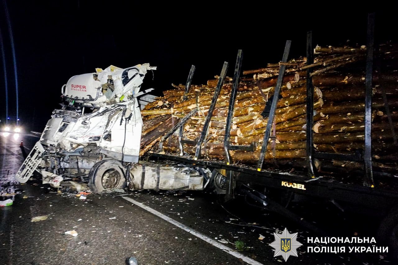 На Рівненщині зіткнулися пікап і три вантажівки (фото поліції)