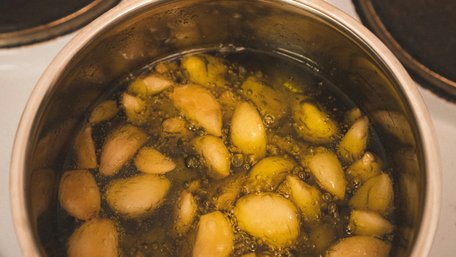 Додасть блиск і оживить рослини: 6 несподіваних застосувань води після варіння картоплі