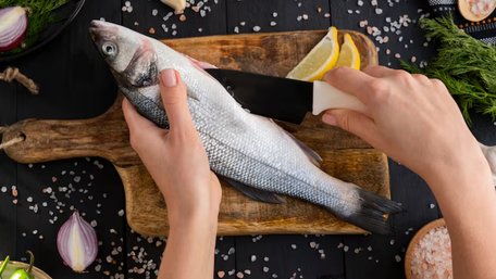 Оселедець буде без кісток всього за кілька хвилин: простий спосіб розібрати рибу