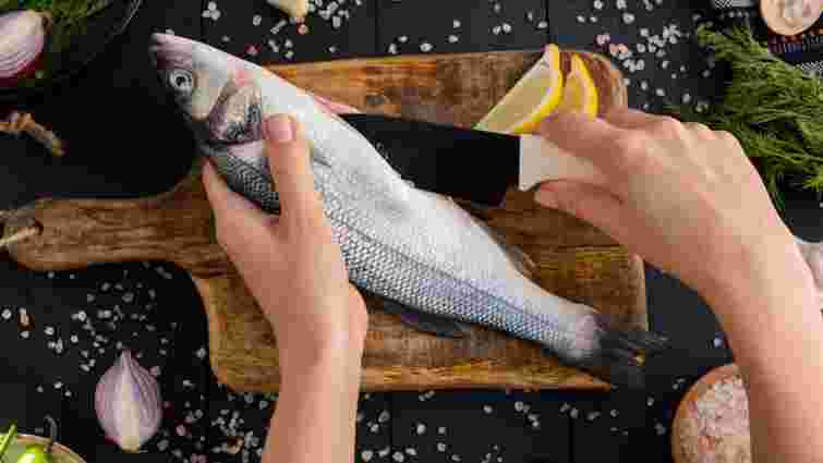 Оселедець буде без кісток всього за кілька хвилин: простий спосіб розібрати рибу