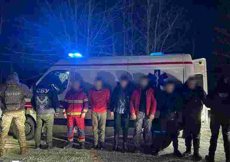 Ухилянтів на швидкій допомозі затримали на кордоні в Чернівецькій області