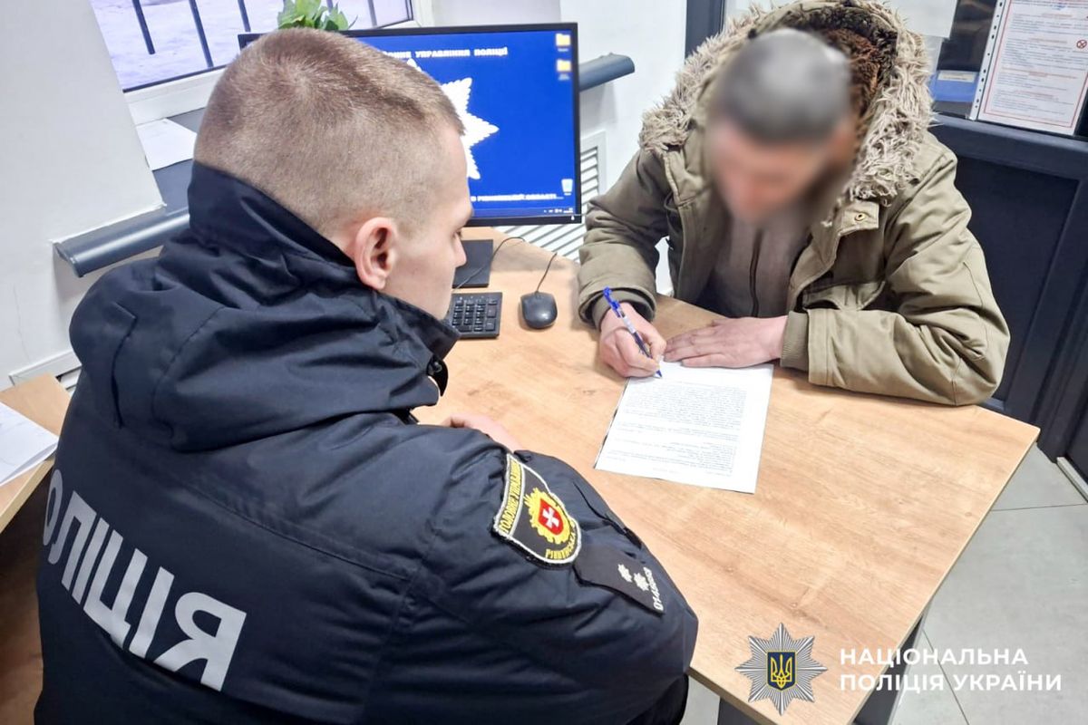 Чоловік у річницю повномасштабного вторгнення запустив салют у Рівному