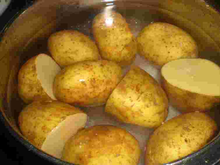 Безкоштовне добриво з кухні: який відвар може врятувати рослини і на підвіконні, і на грядці