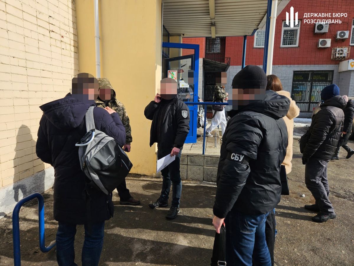У Дніпрі викрили посадовця міграційної служби на продажі ухилянтам посвідок іноземців
