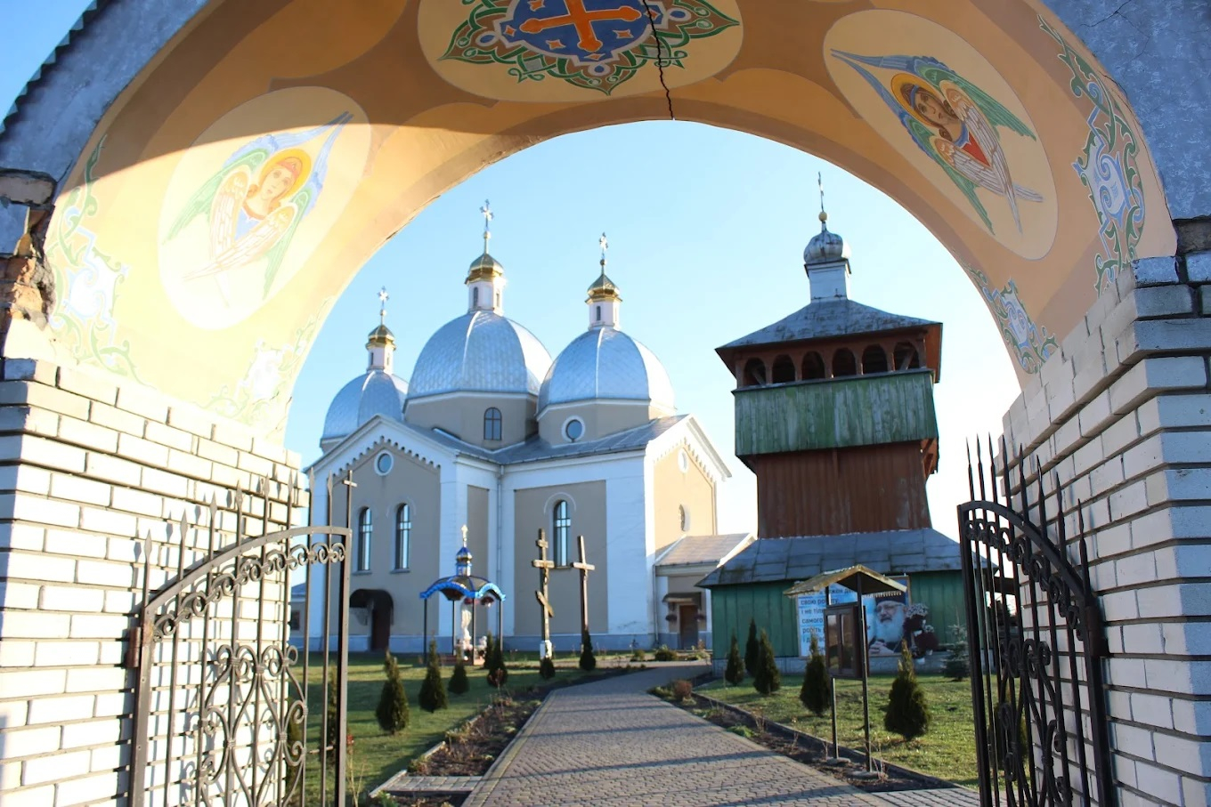 Біля церкви є дерев’яна дзвіниця (фото Петра Лози)