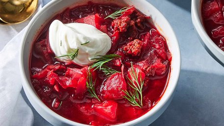 Яскравий колір та збалансований смак: як приготувати насичену засмажку для борщу